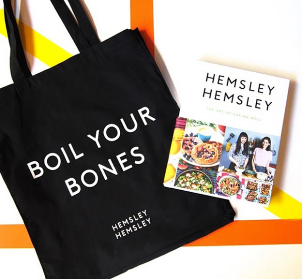 Las hermanas Hemsley tienen deliciosas recetas para el caldo de huesos en su libro y son grandes precursoras de sus beneficios.