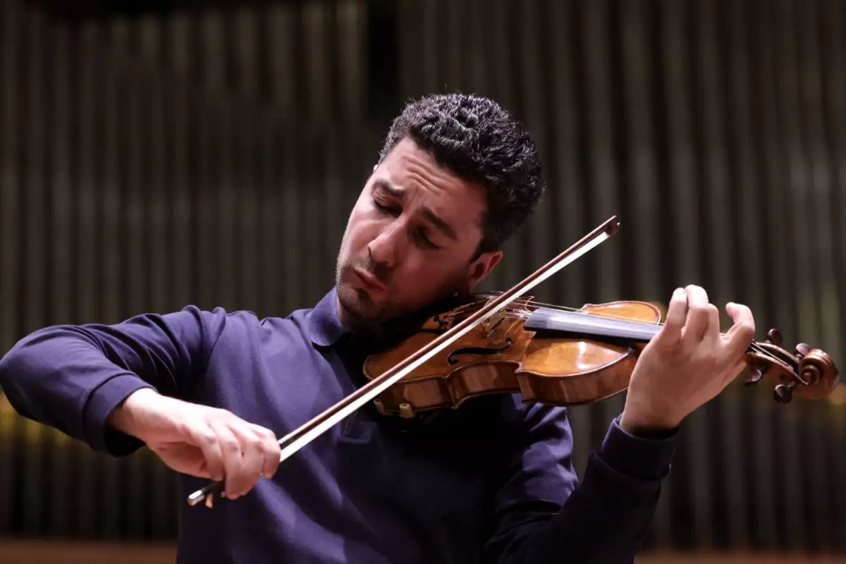 Foto del violinista Sergey Khachatryan tocando con un violín Stradivarius valuado en 16 millones de dólares