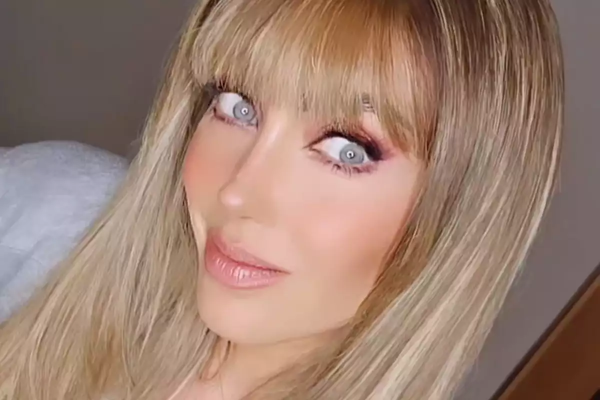 Anahí se convierte en Mia Colucci una vez más previo a los conciertos de RBD en 2023