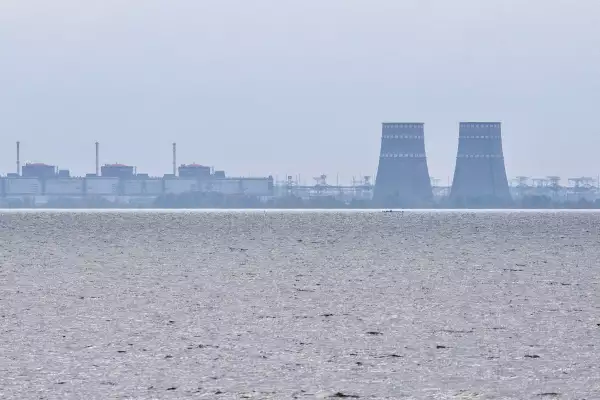 La central nuclear de Zaporizhzhia, la central nuclear más grande de Europa y actualmente en manos de las fuerzas de ocupación rusas, se muestra el 29 de octubre de 2022 desde Prydniprovske en el óblast de Dnipropetrovsk, Ucrania.