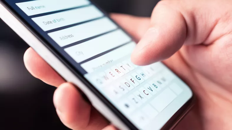 Operadores ven inviable el padrón móvil: registro telefónico arranca con fallas y la industria presiona a la CRT