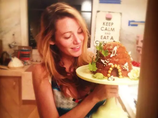 Blake Lively con el pastel de Beyoncé en sus manos.