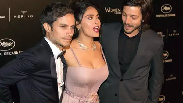 La veracruzana se reencontró con sus amigos Gael García y Diego Luna en la cena "Women in Motion", y fue tal su sensualidad que no pudo evitar atraer las miradas.