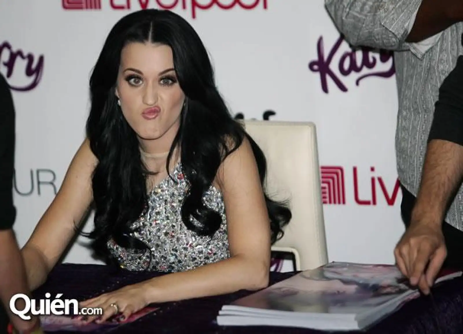 Katy Perry en la firma de autógrafos