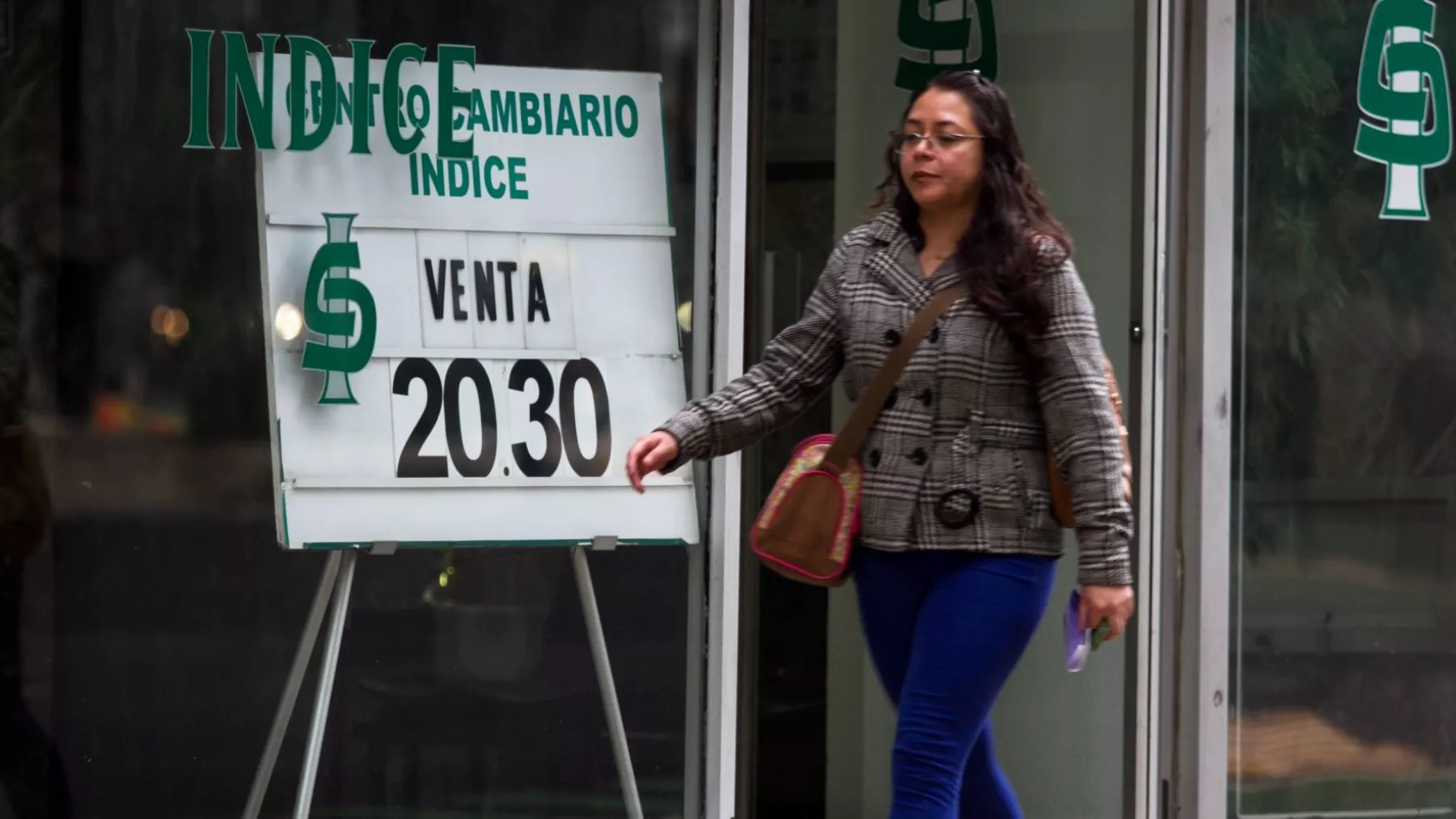 Peso se aprecia por debilidad del dólar y expectativa de recortes de la Fed