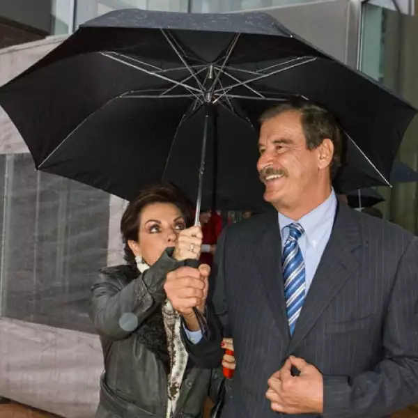 Los esposos comparten paraguas durante una visita al campus de la Universidad Gallup, en Omaha, en noviembre de 2008.