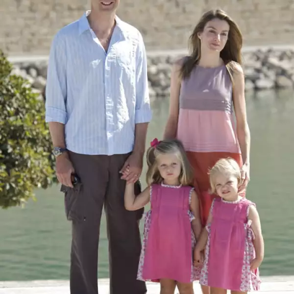 La princesa de Asturias y su hermanita Sofía  vestidas a juego durante sus vacaciones.