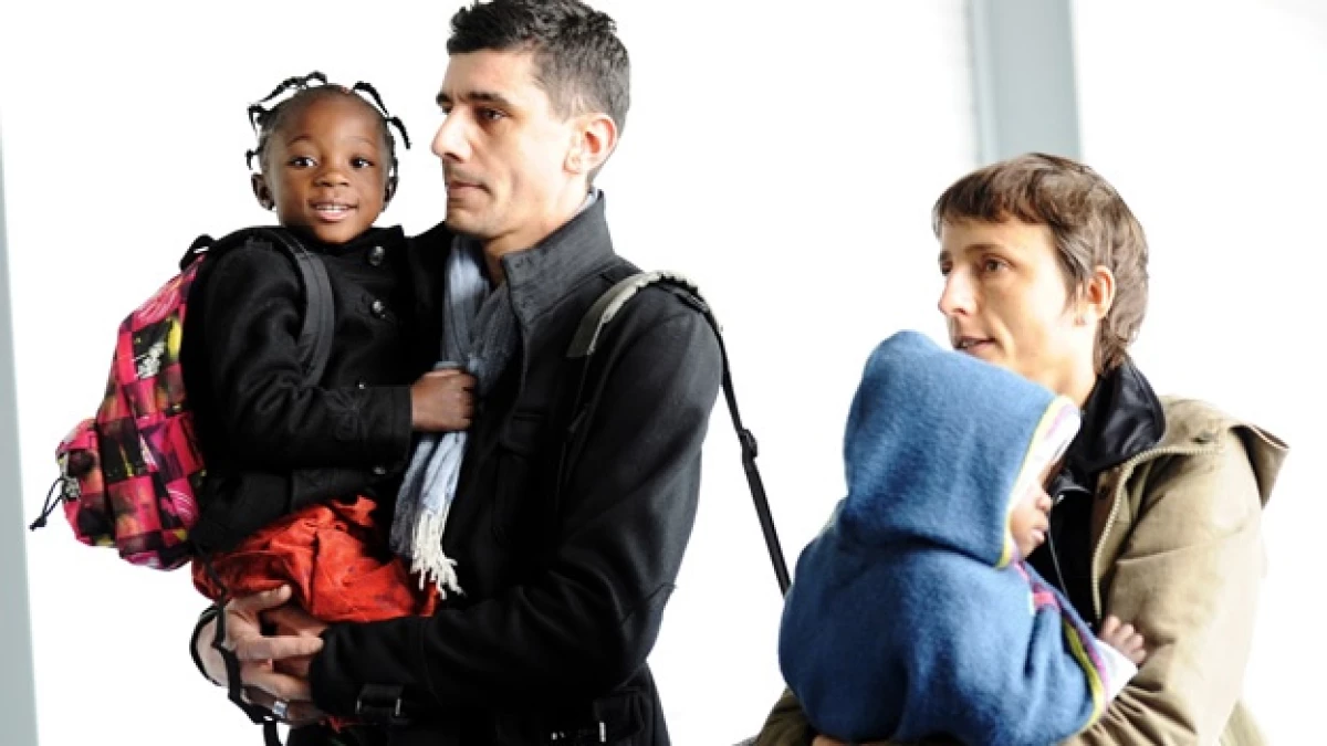 Niños de Haití llegan al aeropuerto francés