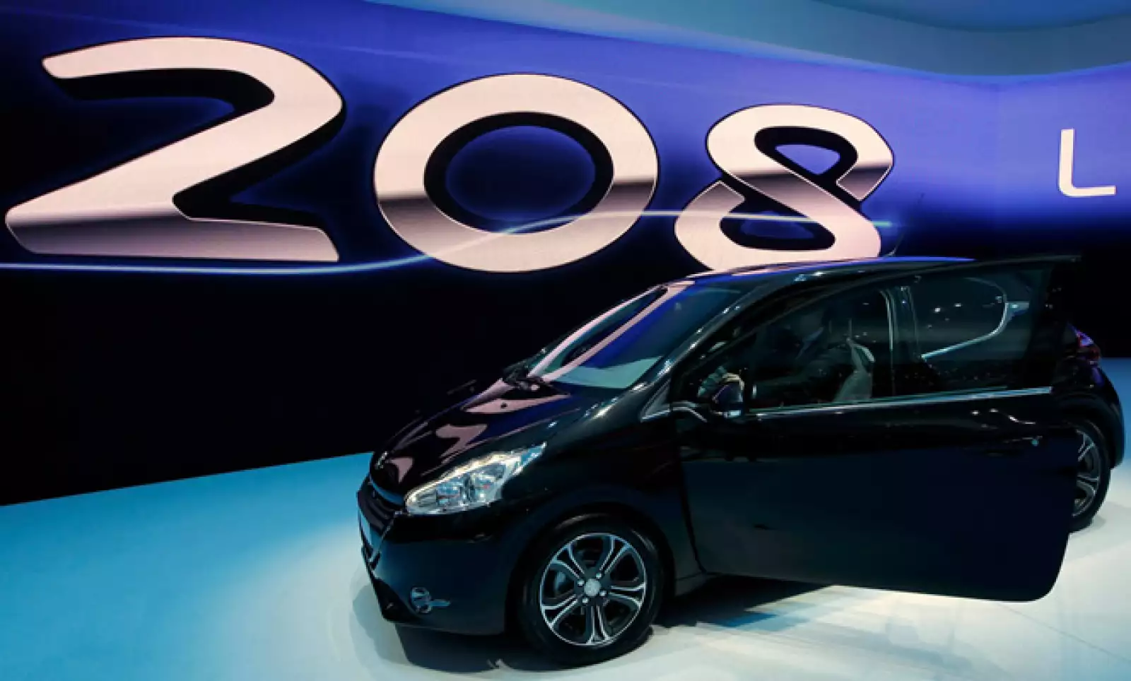 El nuevo modelo es 7 centímetros más corto, y pesa entre 110 y 173kg menos que los Peugeot anteriores, aunque es amplio por dentro.