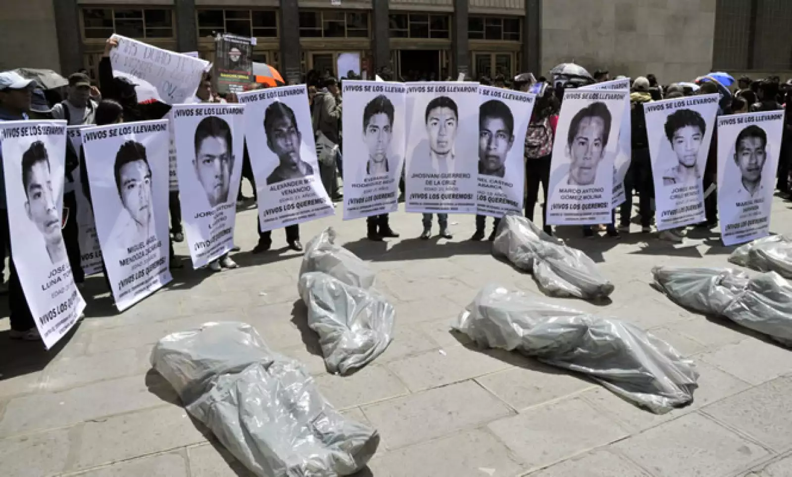 Cientos de personas salen a las calles de Bolivia en solidaridad con los normalistas desaparecidos de la escuela de Ayotzinapa