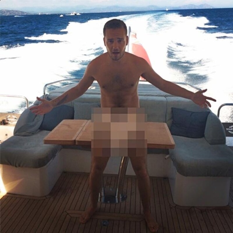 El cantante de One Direction publicó en su perfil de la famosa red social una fotografía en la que aparece desprovisto de ropa y a bordo de un yate.