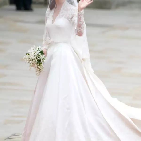 Luego de diez años de conocerse, Kate Middleton y el príncipe William se casaron en el Westminster Abbey el 29 de abril 2011 convirtiéndose en el duque y la duquesa de Cambridge. El vestido que generó gran especulación fue diseñado por Sarah Burton para Alexander McQueen.