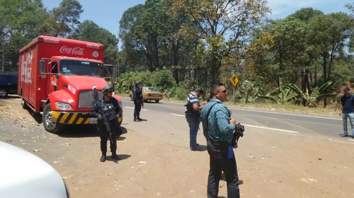 Este miércoles continuaron dese temprana hora los bloqueos carreteros y quema de vehículos en la región de Zamora y tierra caliente.