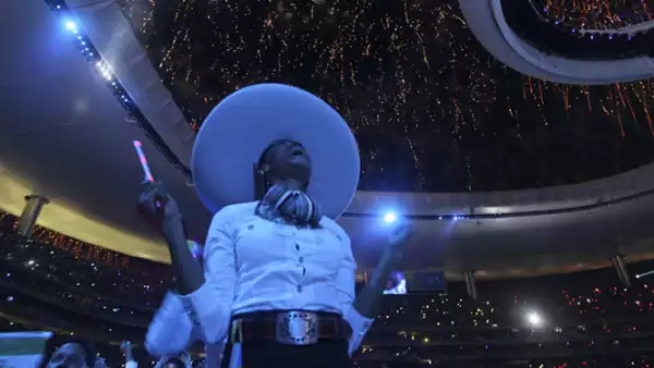 En cada sección de las gradas del estadio se vieron destellos multicolores como si simbolizaran el espíritu deportivo de aquellos guerreros que buscarán el podio en sus deportes.