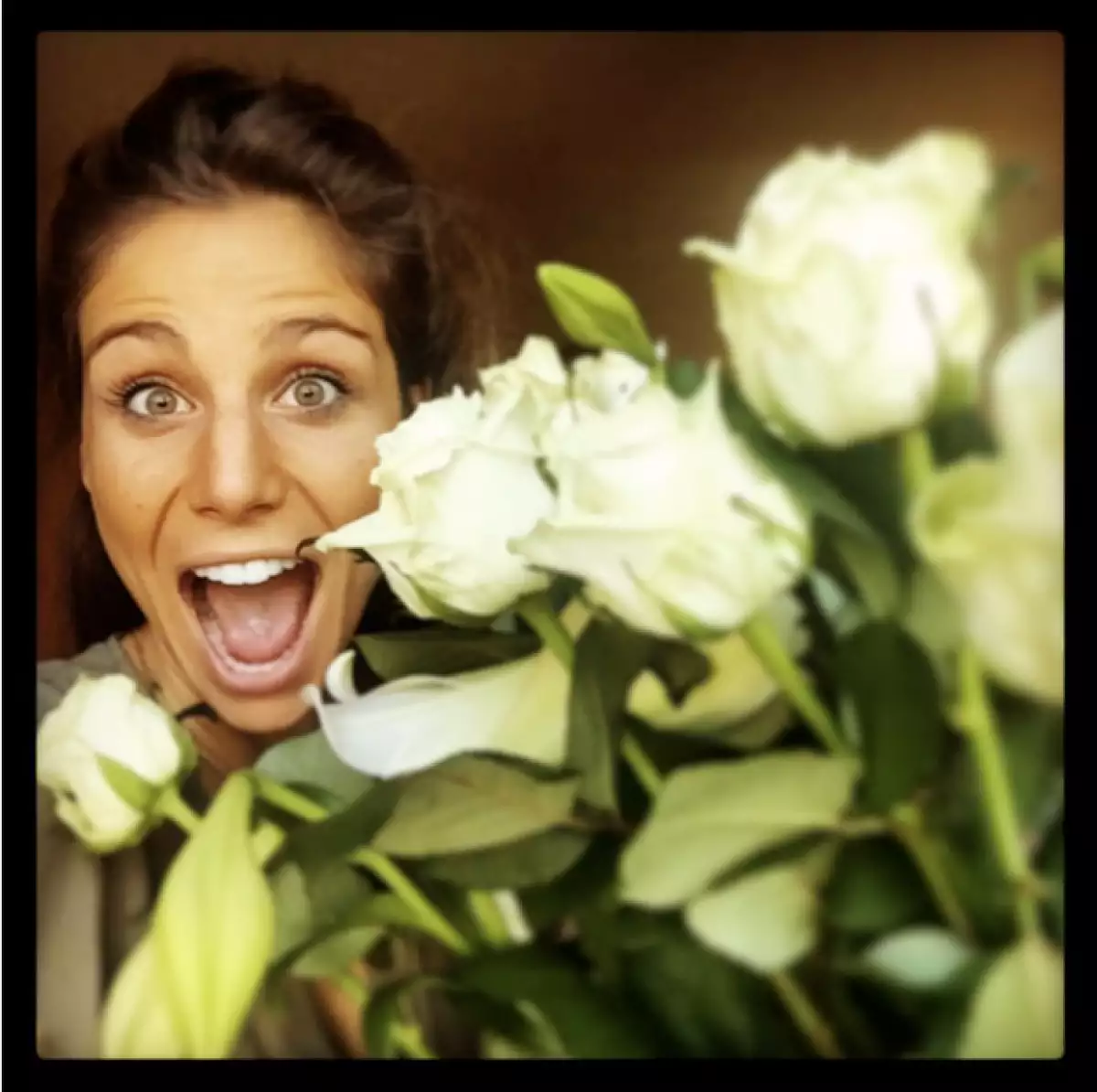 El futbolista celebra el cumpleaños de la periodista española con flores y una dedicatoria muy especial.
