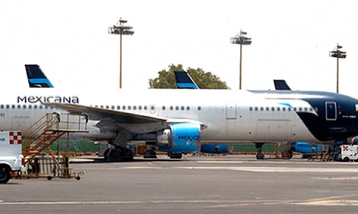 La Secretaría de Comunicaciones aseguró que aún se siguen analizando las propuestas de los interesados en Mexicana de Aviación. (Foto: Notimex)
