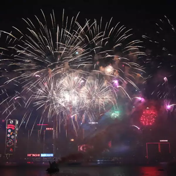 Fuegos artificiales iluminaron también los cielos en Hong Kong, donde el espectáculo se prolongó por ocho minutos sobre el puente Victoria.