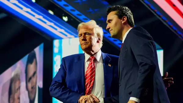 El presidente electo de los Estados Unidos, Donald Trump, estrecha la mano del fundador de Turning Point USA, Charlie Kirk, en el AmericaFest de Turning Point USA en Phoenix, Arizona, EE. UU., el 22 de diciembre de 2024.