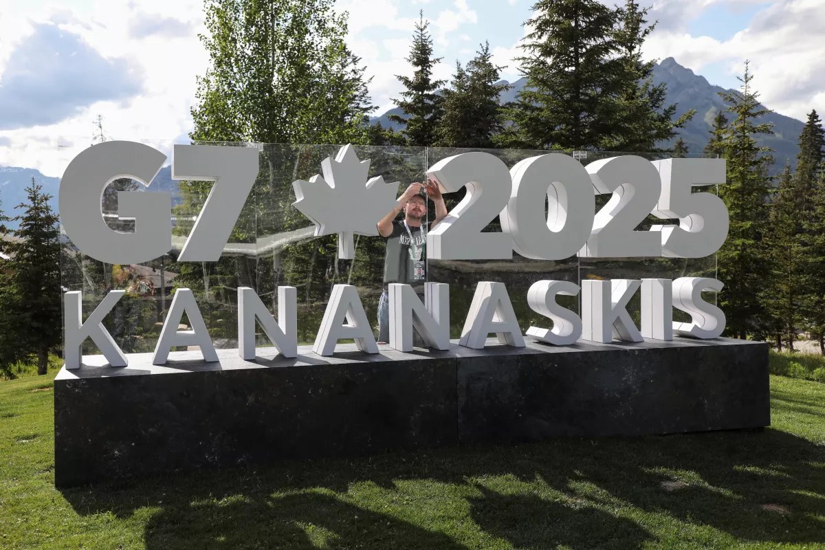 Un trabajador prepara un cartel antes de la cumbre del G7 en una ubicación satélite en Banff, Alberta, Canadá, el 14 de junio de 2025.