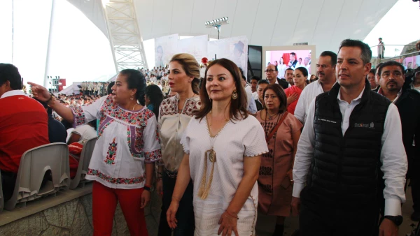 Nuvia Mayorga Delgado (centro)