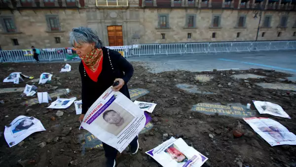 Familiares de víctimas de desaparición forzada protestas frente a Palacio Nacional)
