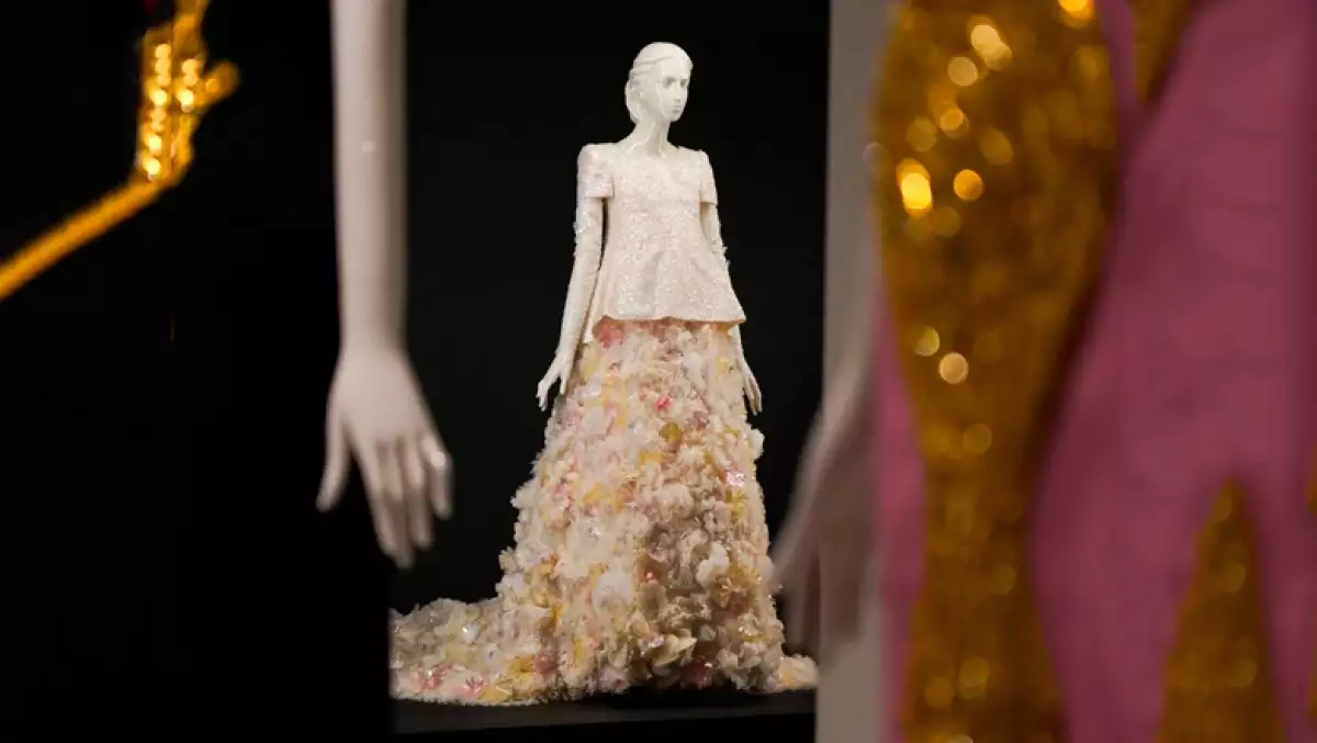 El Costume Institute del MET resguarda una colección de 33 mil objetos de la historia de la moda y accesorios del siglo XV a la fecha.