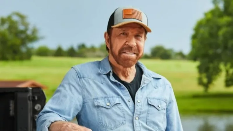 El actor Chuck Norris fue hospitalizado de emergencia en Hawai