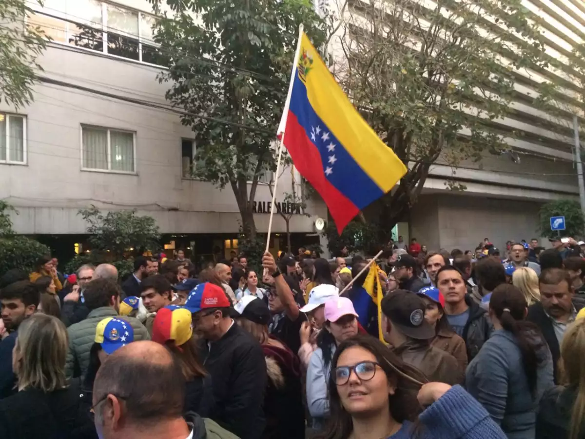 Venezolanos Embajada Venezuela en México