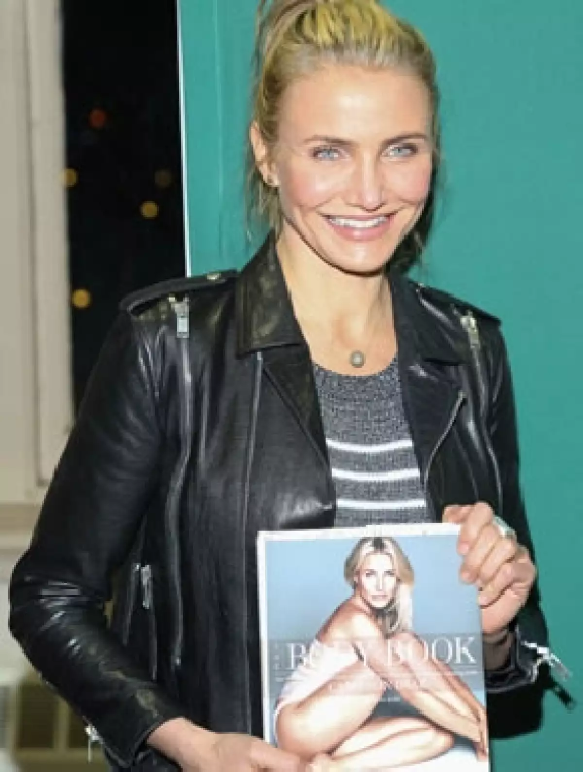 La escultural actriz presenta su libro sobre salud y acondicionamiento físico y explica su rutina de belleza desde que tenía 20 años hasta ahora.