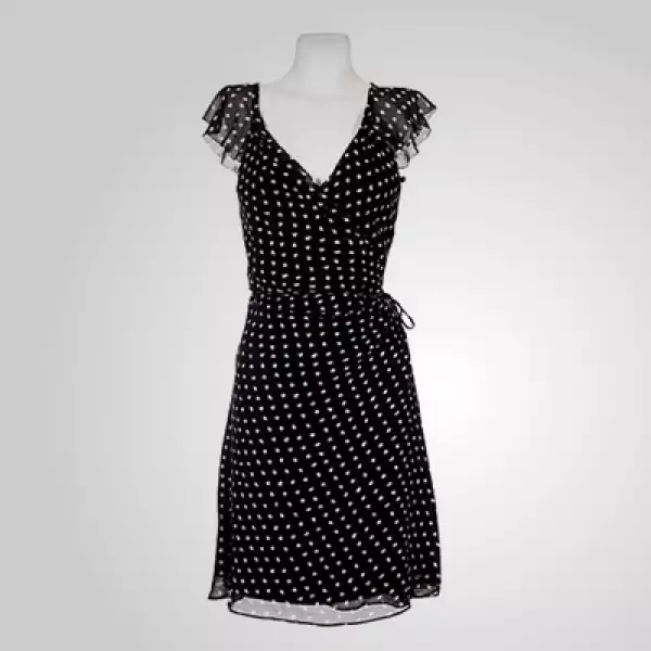 Iniciamos con este vestido negro en seda con toques en color blanco, ideal para una salida en fin de semana.