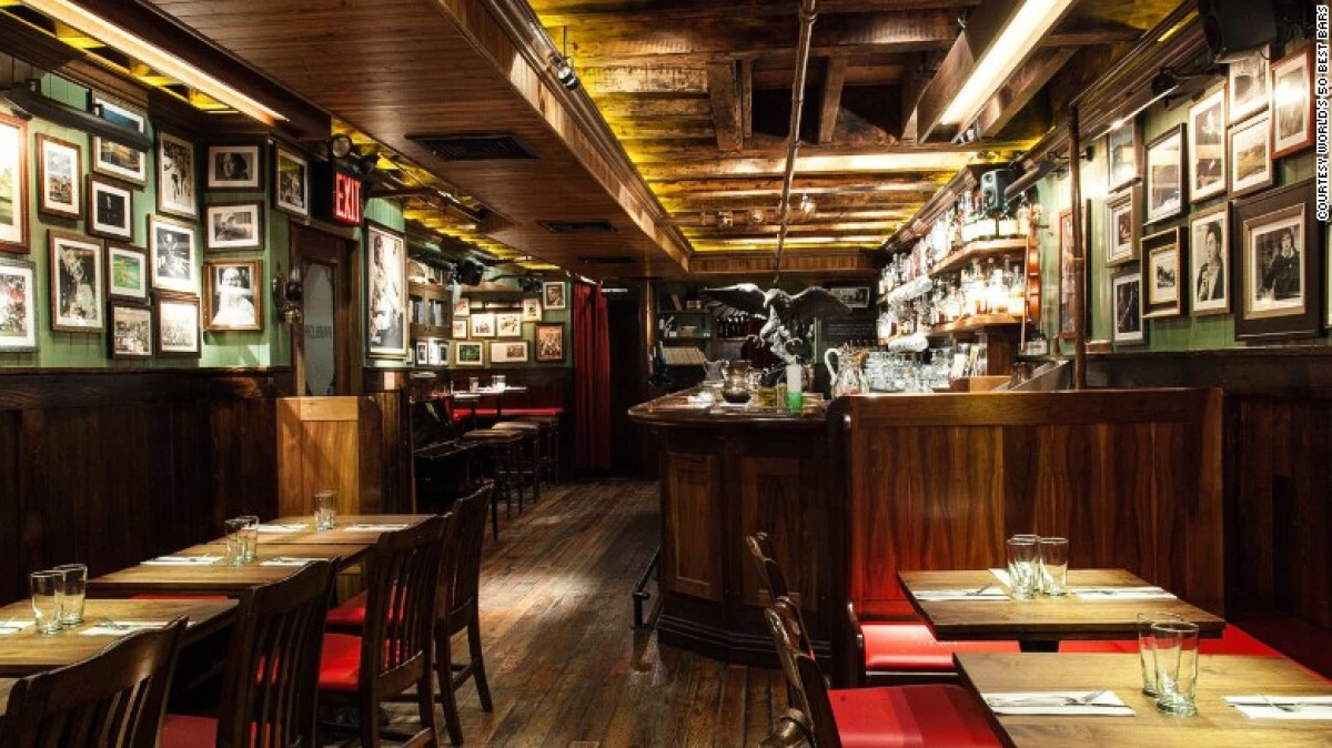 El Dead Rabbit Grocery & Grog