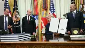 El presidente de los Estados Unidos, Donald Trump, sostiene una orden ejecutiva recién firmada sobre el ajuste de las importaciones de polisilicio en la Oficina Oval de la Casa Blanca en Washington, DC, el 6 de agosto de 2026.
