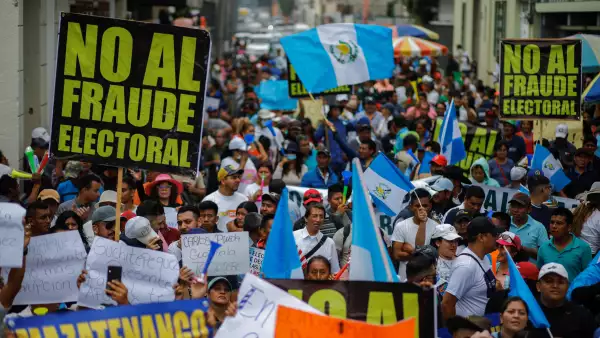 Los partidarios del ex candidato presidencial Carlos Pineda asisten a una manifestación después de que el Tribunal Constitucional suspendiera su candidatura a las elecciones presidenciales, en la Ciudad de Guatemala, Guatemala, el 26 de mayo de 2023.