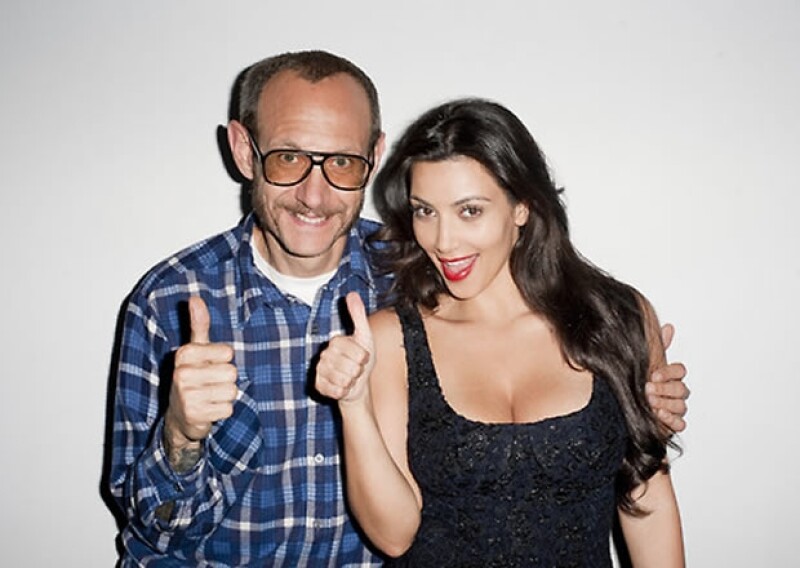 Kim Kardashian: otra de las celebs que se ha fotografiado con el pulgar hacia arriba, sello del fotógrafo.