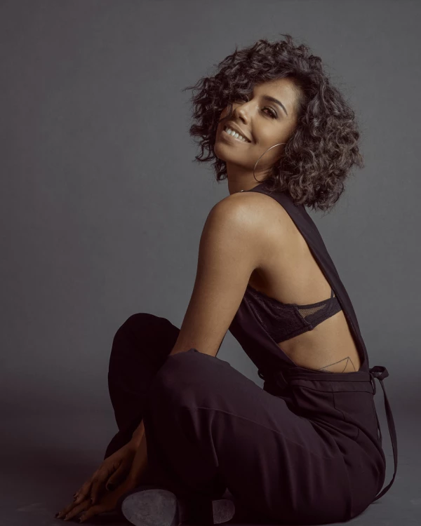 Disco debut de la cantante mexicana Fela Domínguez Con todo y caos