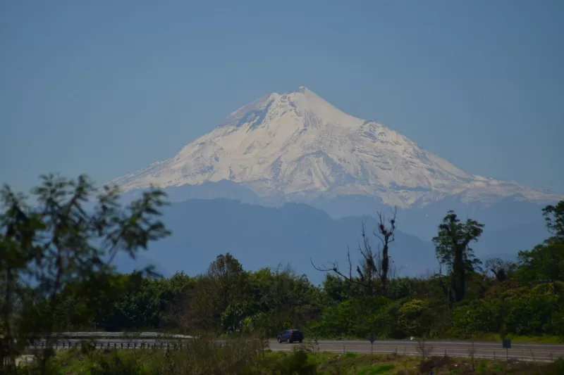 Vista del "Citlaltépetl" o Pico de Orizaba desde la carretera Xalapa-Coatepec en Veracruz. 