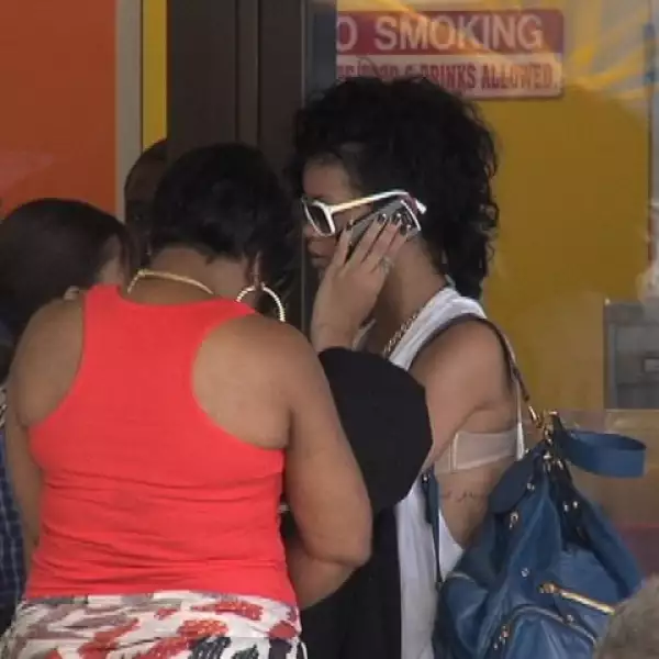 En su tierra. Con un look para pasar desapercibida, Rihanna llega al Aeropuerto Internacional de Barbados.