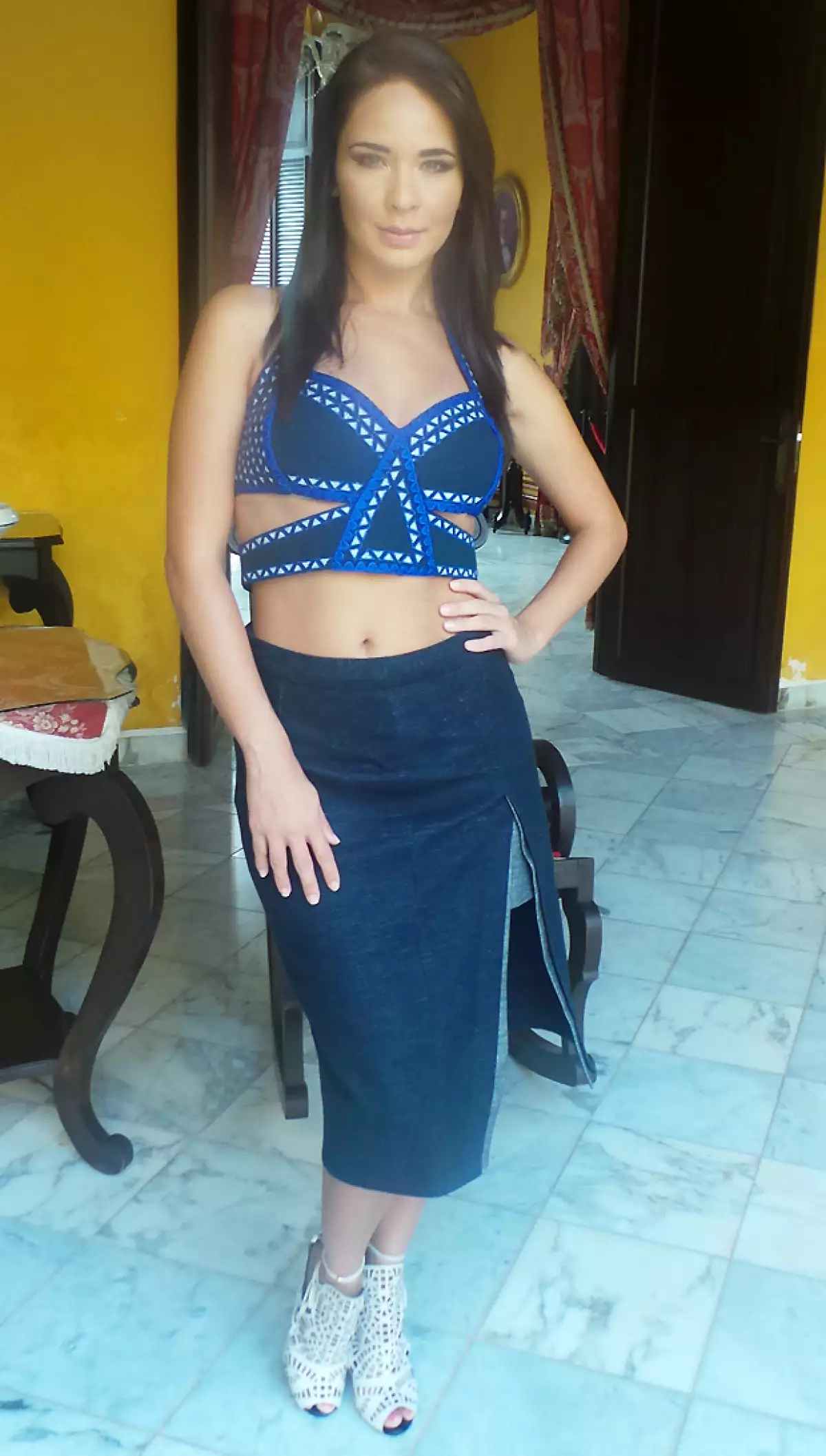 Adriana Louvier en Campeche portando un sexy outfit de BCBG.