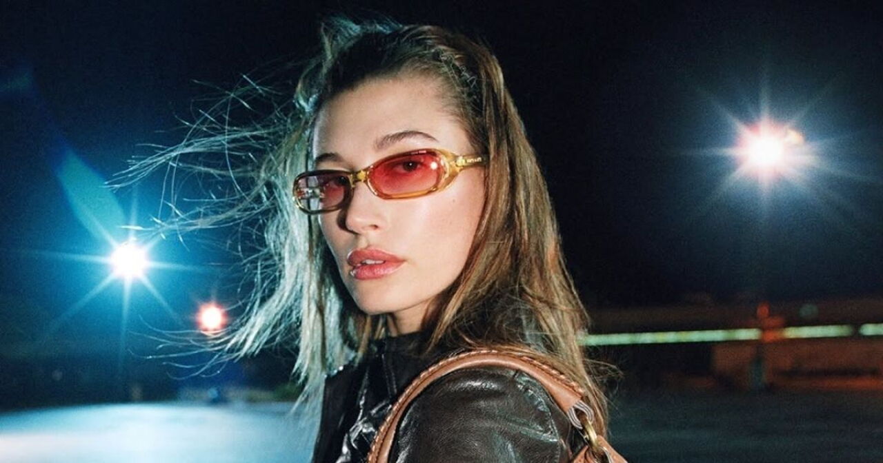 La diadema zigzag, la tendencia noventera que no vimos venir