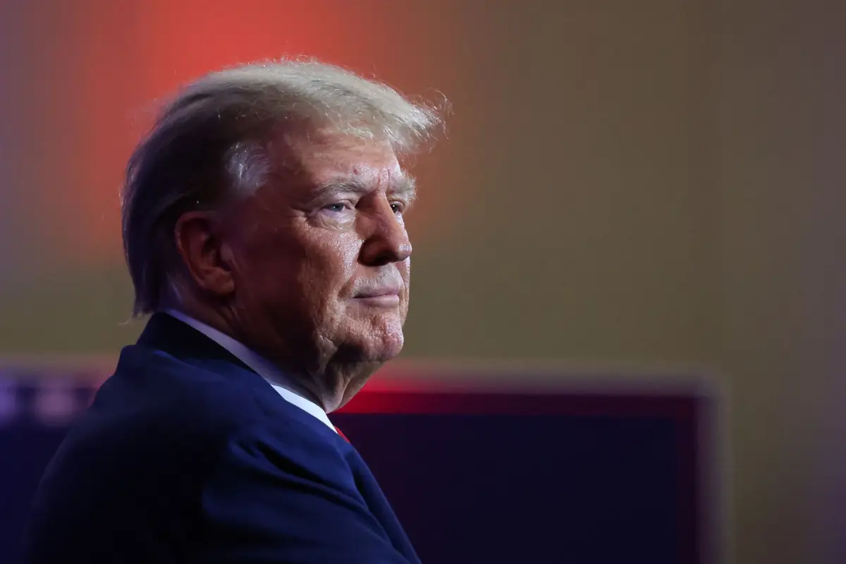 El expresidente de los Estados Unidos y candidato presidencial republicano Donald Trump observa mientras asiste a la Cena del Día de Lincoln del Partido Republicano de Iowa en Des Moines, Iowa, Estados Unidos, el 28 de julio de 2023.