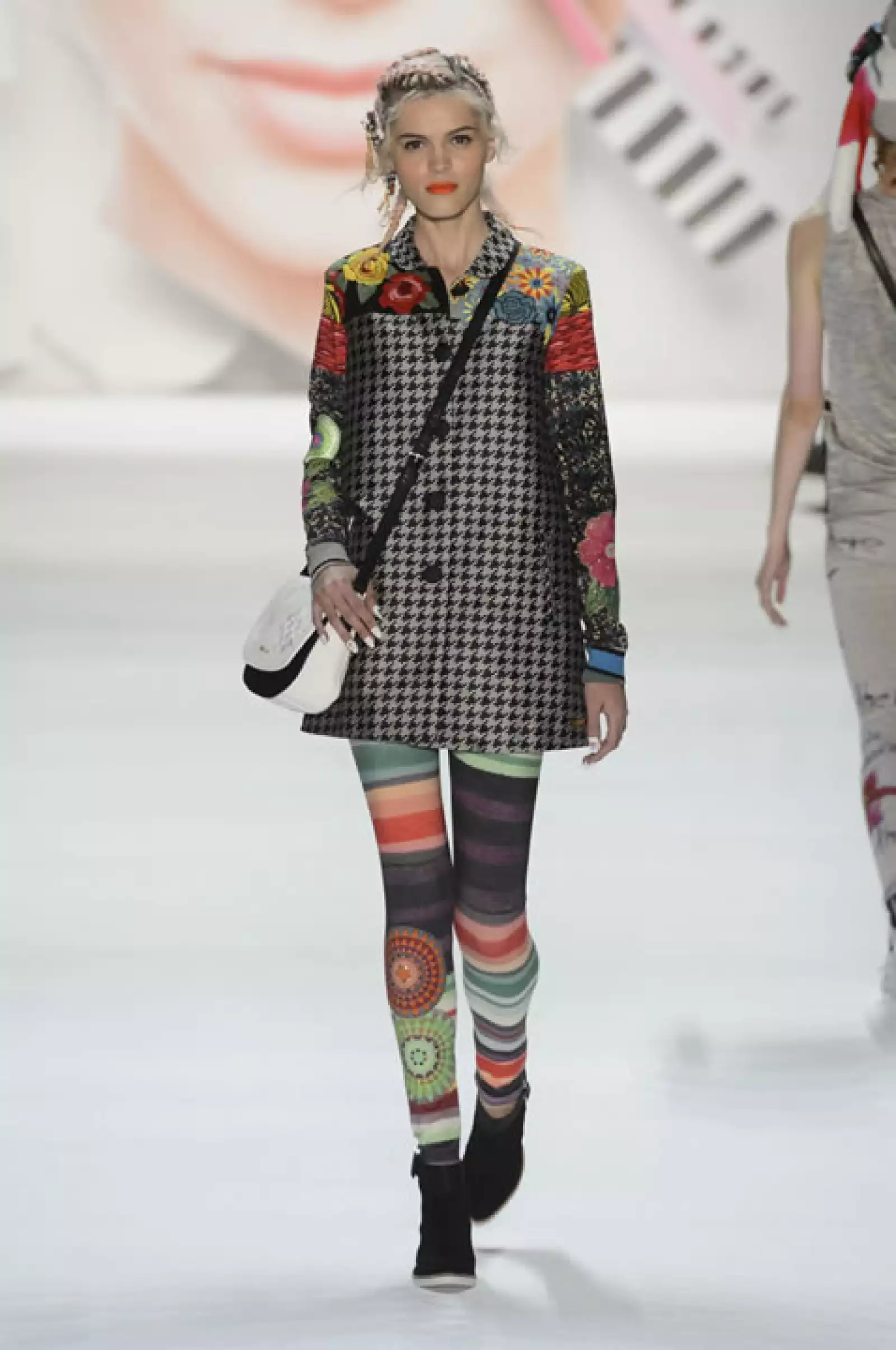 Abrigo de jacquard floral, leggings rayados y floral y botines con bolsa cross body.