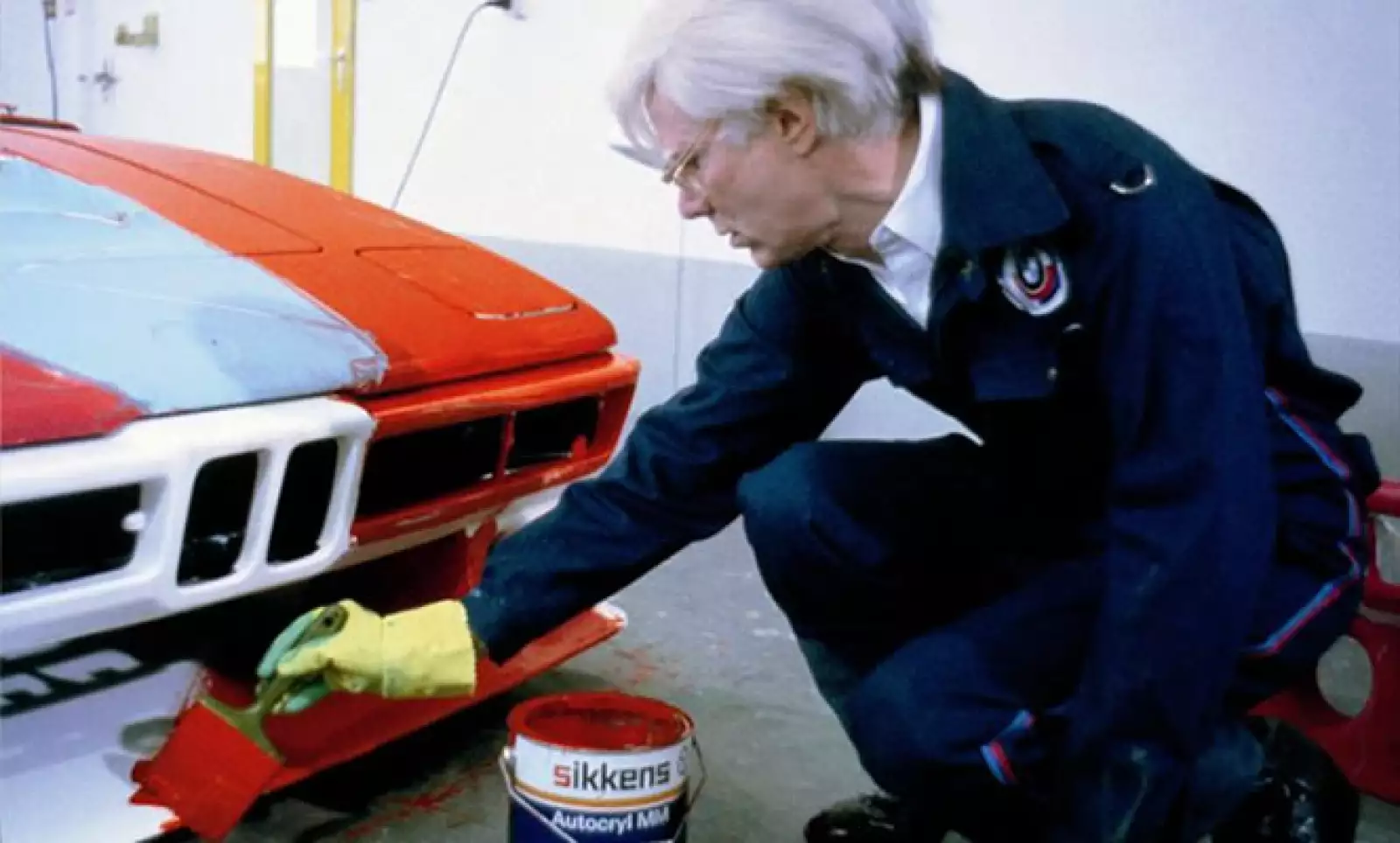 Este movimiento convocó a los artistas más destacados de la época, incluyendo a Frank Stella y su CLS de 1976, el BMW 320 de Roy Linchtenstein que en 1977 reflejó el paisaje en movimiento del circuito, o Andy Warhol con un ejemplar de los pocos M1 en 1979