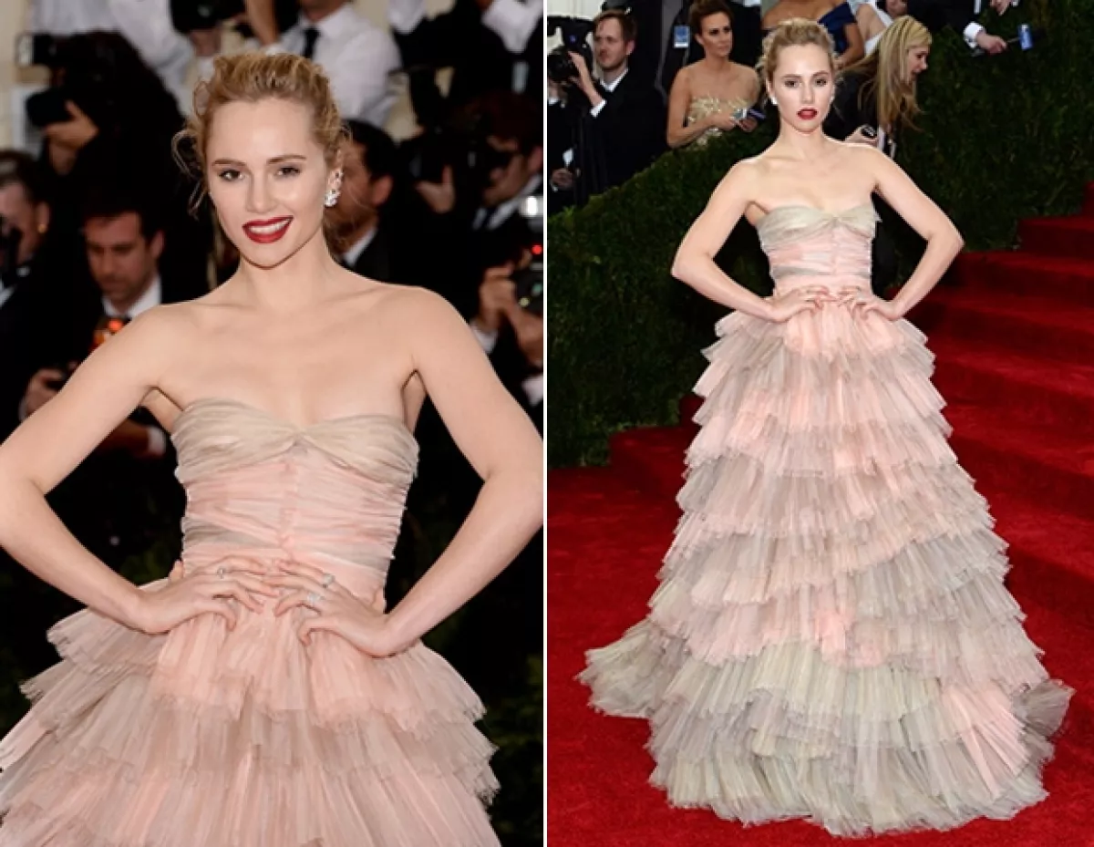 En un vestido Burberry mil hojas.