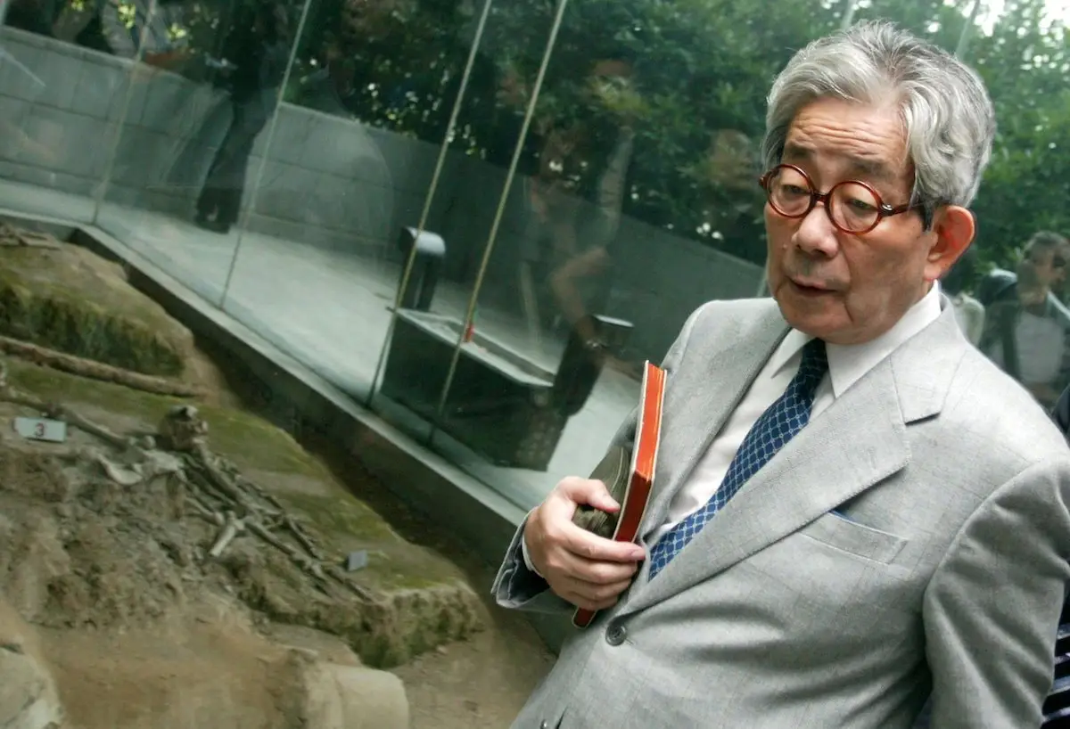 Kenzaburo Oe Visits Nanjing Massacre Memorial Hall