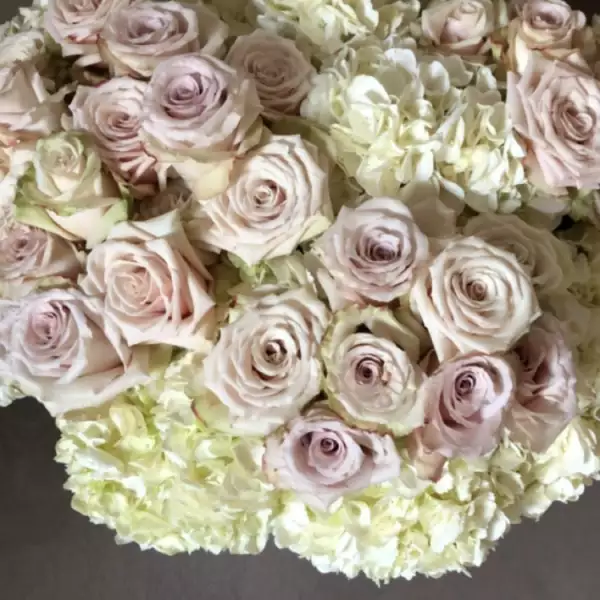 Kim Kardashian recibió decenas de flores por su cumple 37