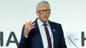 Imagen de Bill Gates pronunciando un discurso ante la audiencia en la inauguración del Foro de Doha, en Catar, el 6 de diciembre de 2025.