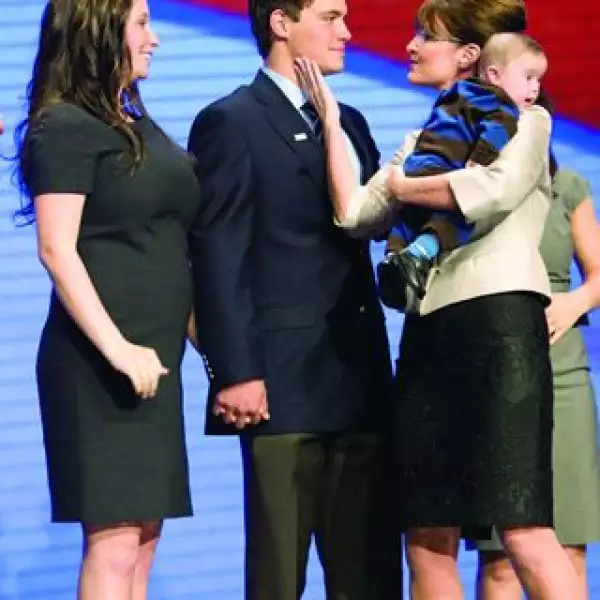 Con su hija Bristol, de 17 años y cinco mess de embarazo, y Levi Johnston, novio de ésta.