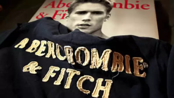Según reportes, Abercrombie destruye sus existencias dañadas en vez de donarlas (Foto: AP)