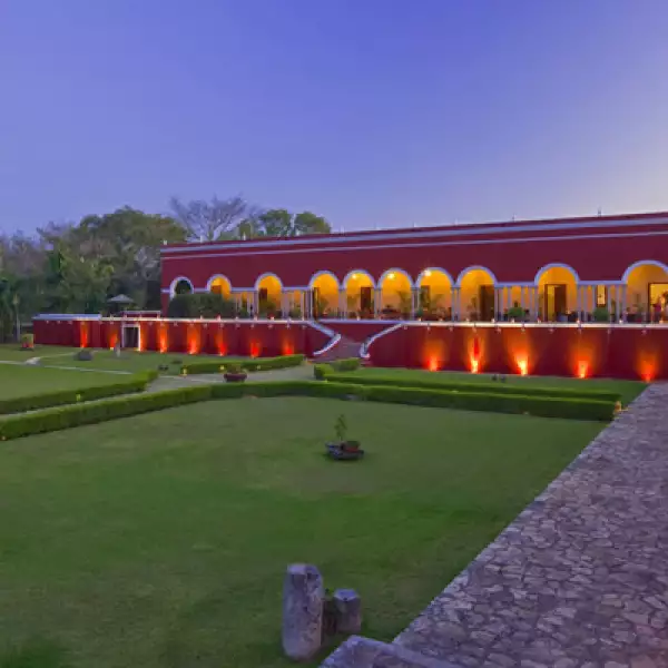 Rodeada de reservas naturales y joyas arqueológicas, la hacienda Temozón data del siglo XVI y recientemente fue restaurada por el grupo Starwood Hotels.