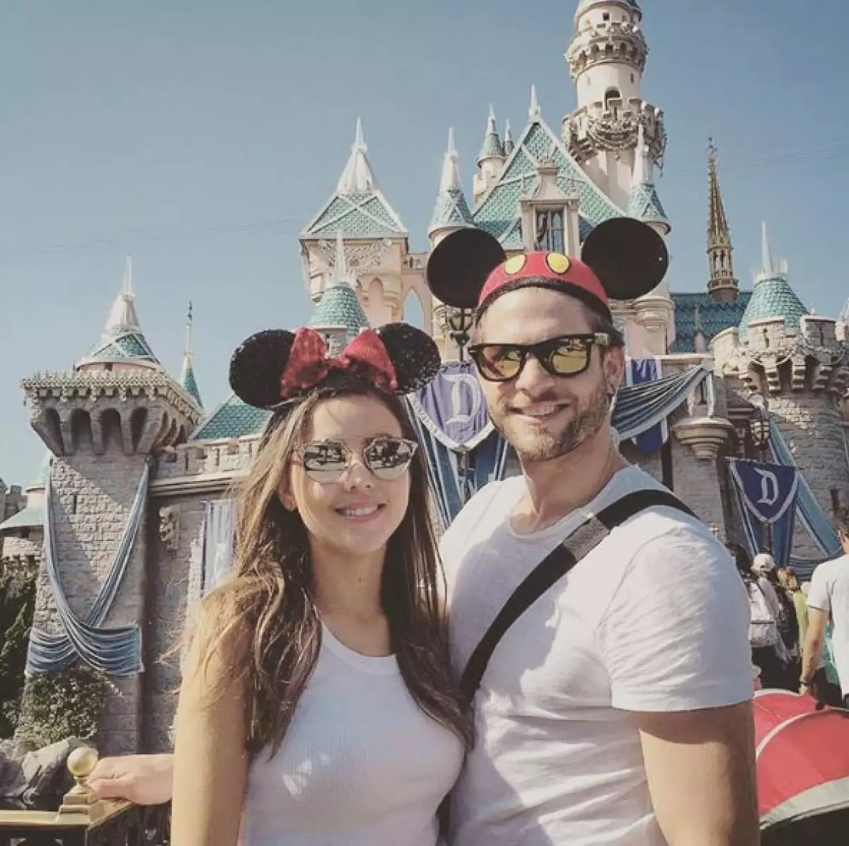 Qué mejor manera de celebrar el día del niño que como lo hizo la pareja de actores: en Disney y con todo y orejas de Mickey y Minnie.